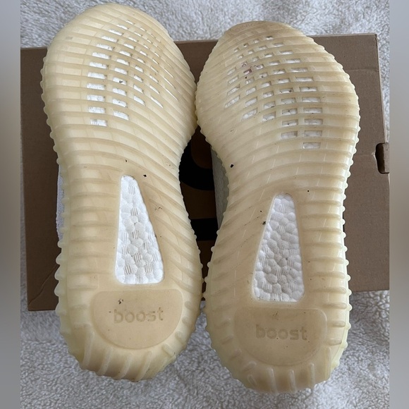 “YEEZY BOOST 350 V2” - Picture 4 of 8